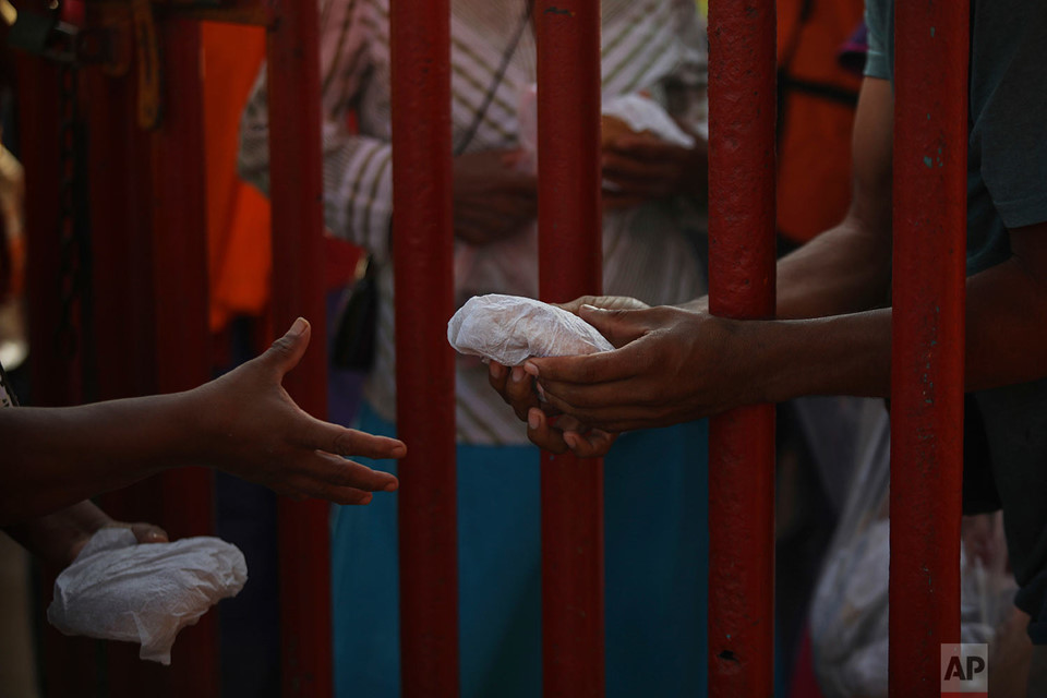 Đoàn di cư nghìn người chầu chực bên bờ giấc mơ Mỹ